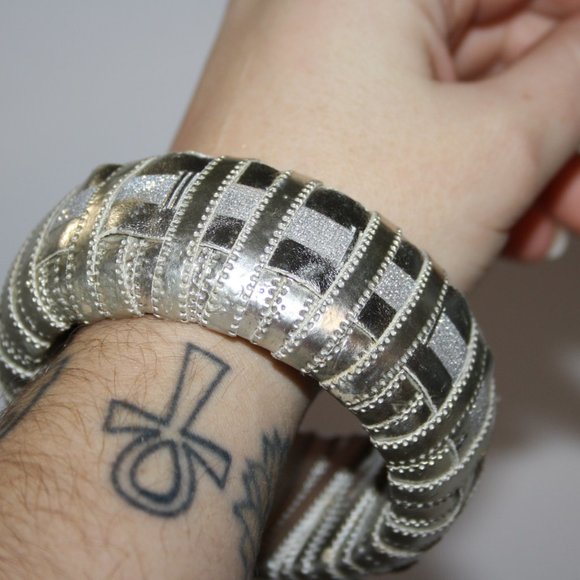 Beautiful silver leather bangle bracelet NWT New Directions 7" - Picture 2 of 6